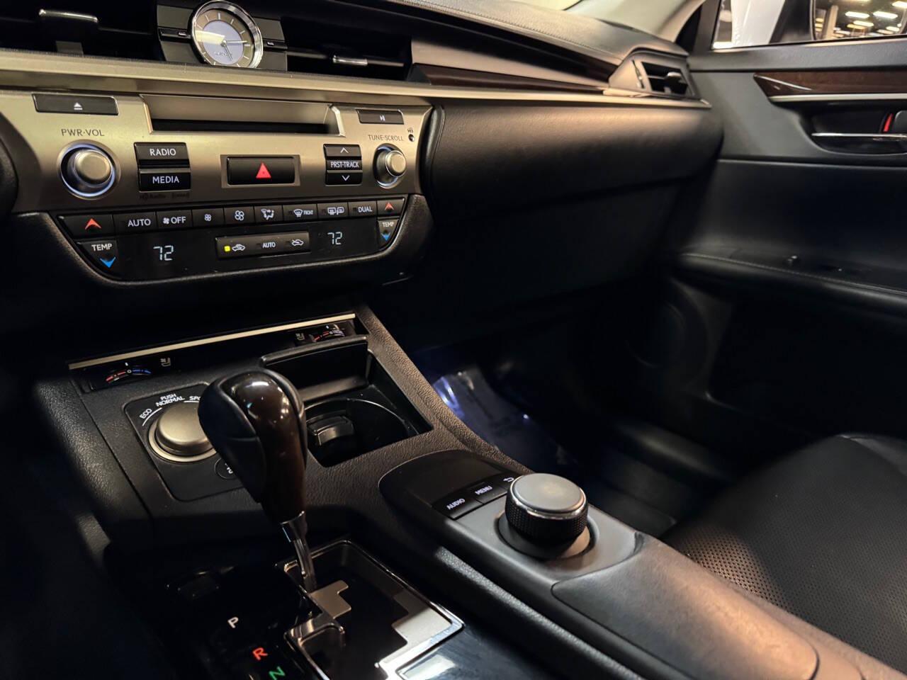 2014 Lexus ES 350 photo 24