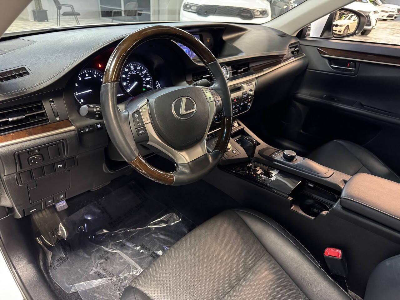 2014 Lexus ES 350 photo 31