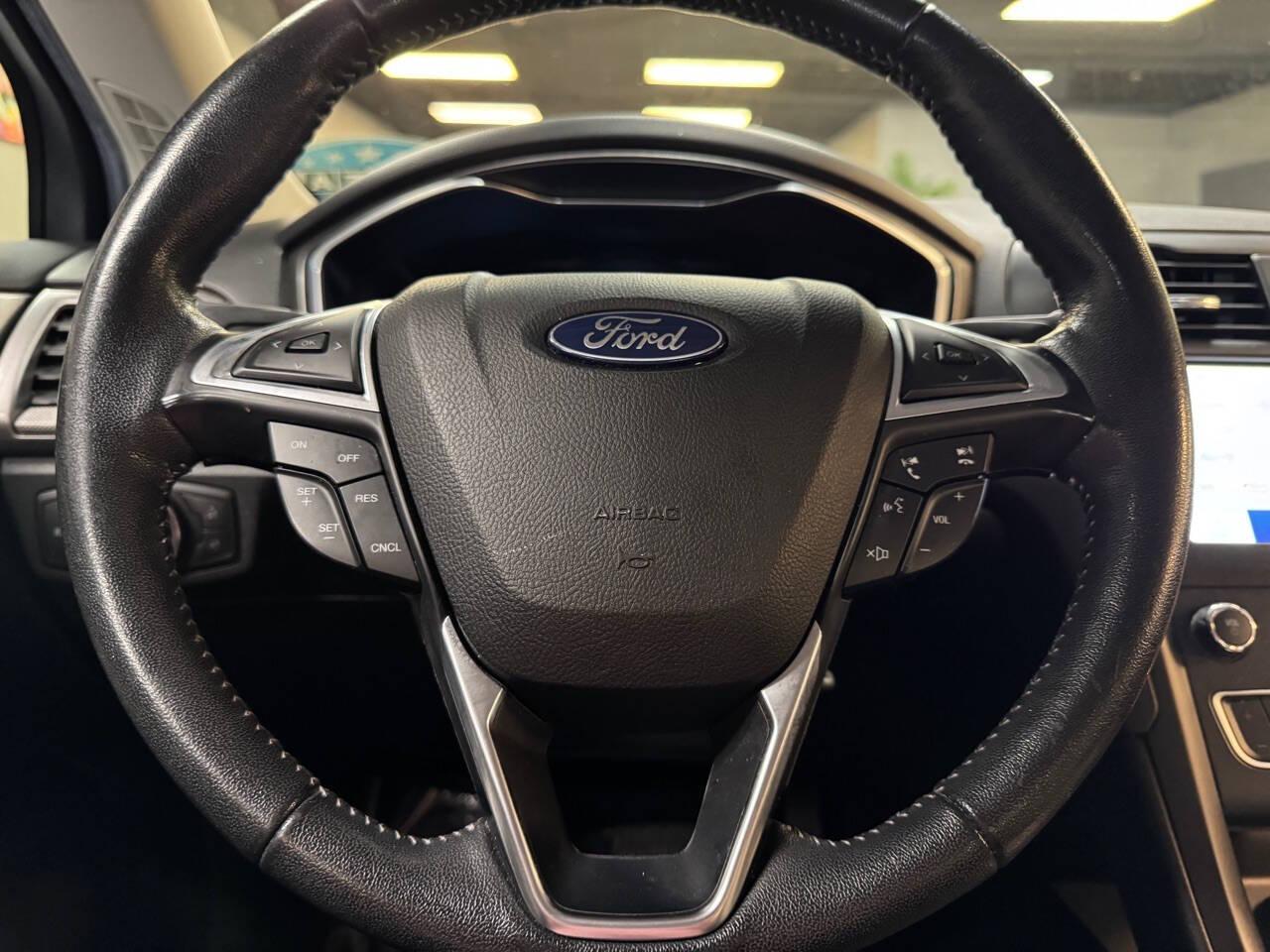 2020 Ford Fusion SE photo 22