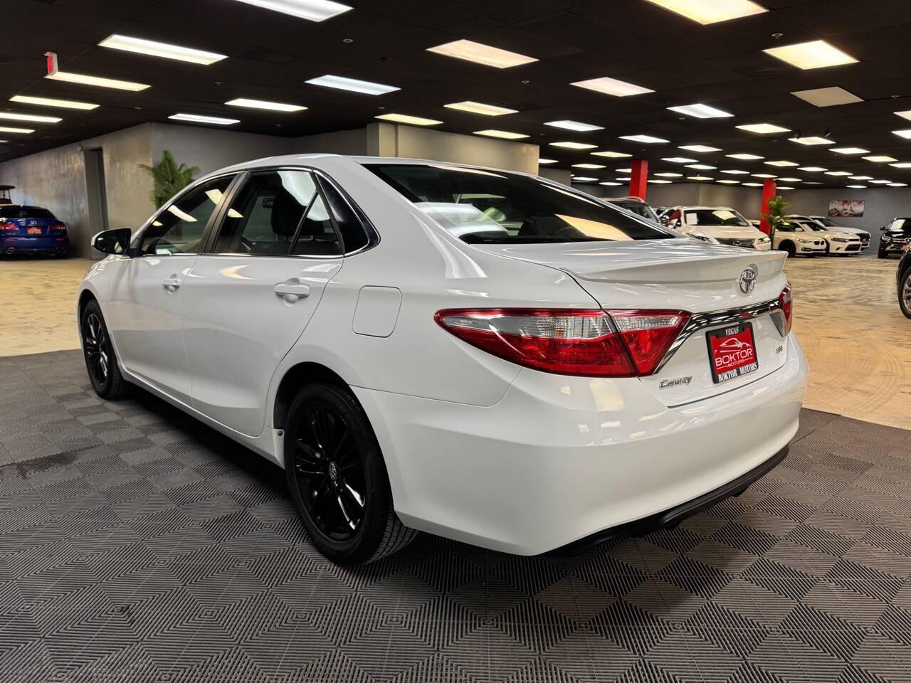 2015 Toyota Camry SE photo 11