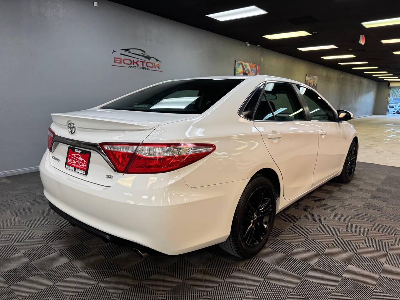 2015 Toyota Camry SE photo 14