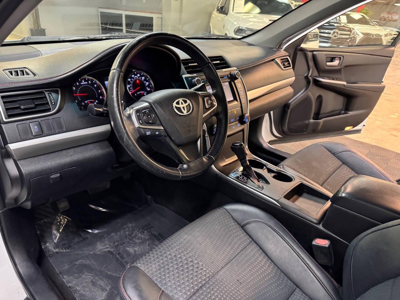 2015 Toyota Camry SE photo 33