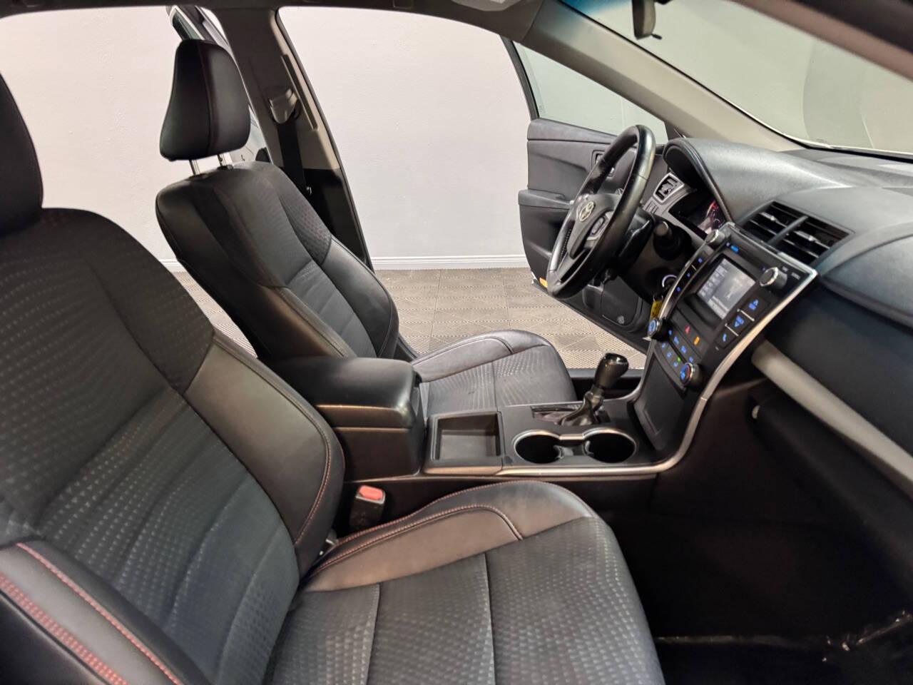 2015 Toyota Camry SE photo 35