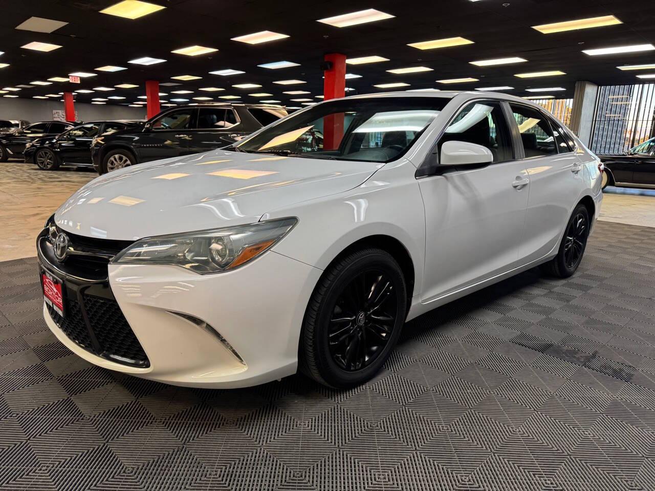 2015 Toyota Camry SE photo 6